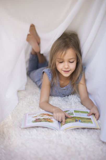 Alegre chica leyendo libro
 - Foto, Imagen