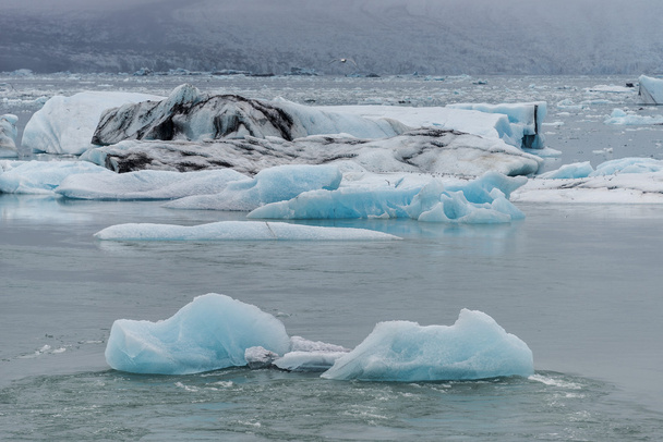 Hielo azul en laguna glaciar y playa negra en Islandia, verano, 2
 - Foto, Imagen