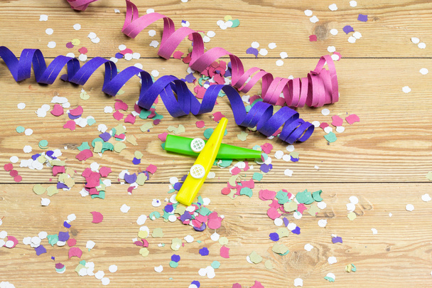 konfetti, serpentiinit ja juhlavihellys
 - Valokuva, kuva