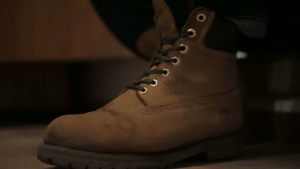 Mann kleidet sich und bindet seine Schuhe - Filmmaterial, Video