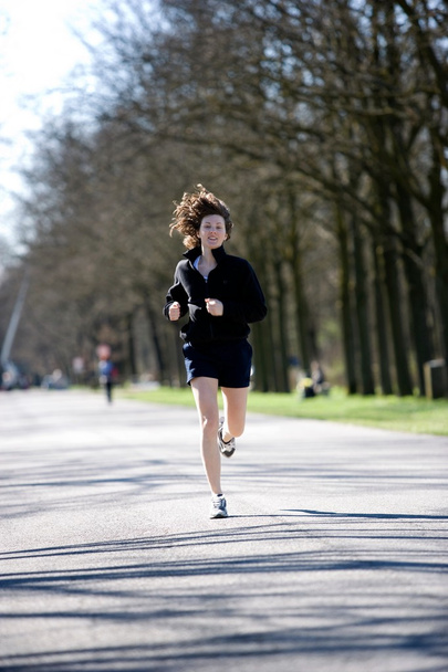 νεαρή γυναίκα που τρέχει - Φωτογραφία, εικόνα