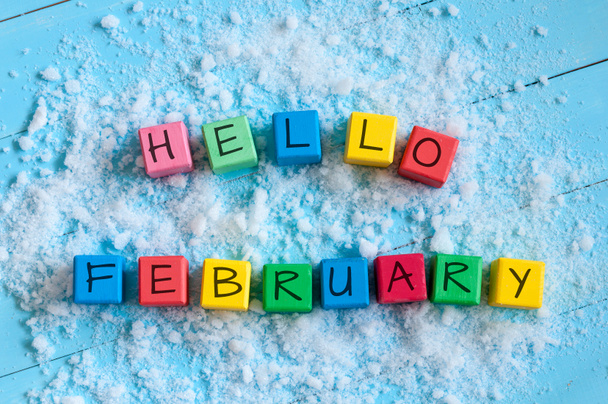 hallo februar. Würfelkalender für Februar auf Holzfläche mit Schnee - Foto, Bild