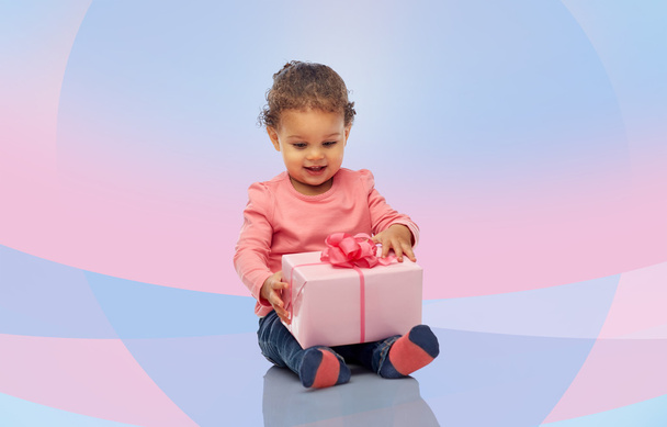 happy little baby girl with birthday present - Φωτογραφία, εικόνα