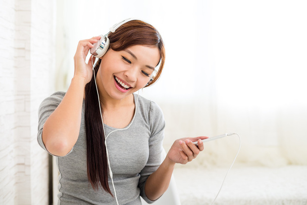 Молода жінка слухати музику
 - Фото, зображення