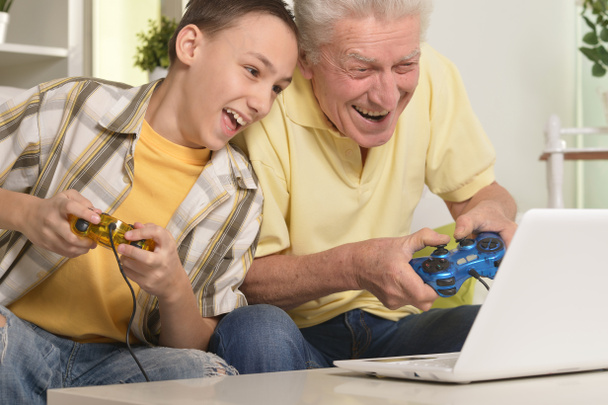 niño y abuelo jugando ordenador juego
 - Foto, Imagen