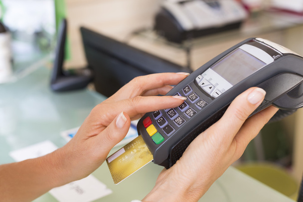 woman with credit card swipe through terminal - Foto, Bild