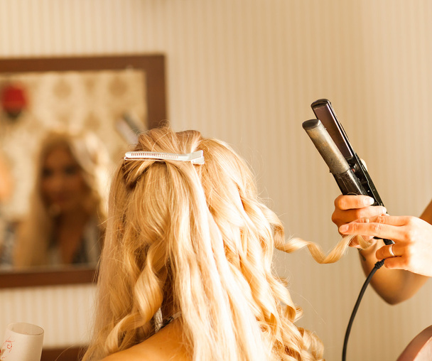kadeřnice dělá nevěsta před svatbou - Fotografie, Obrázek