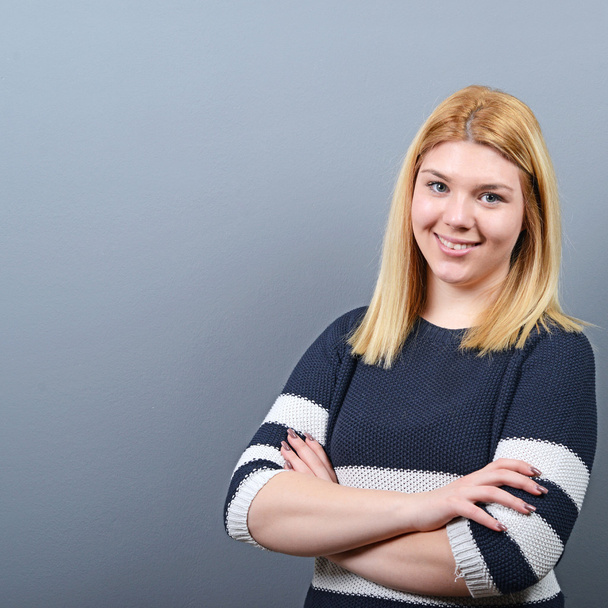 Portrait of a smiling business woman against gray background - Fotografie, Obrázek
