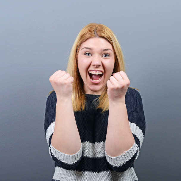 Portrait de femme heureuse exulte pompage poings extatique célèbre
 - Photo, image
