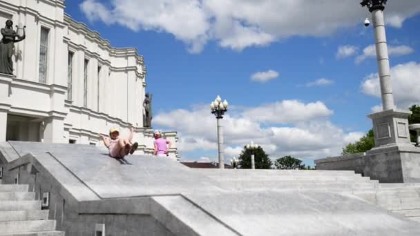 La chica rueda un pedestal cerca del Teatro de Bielorrusia
 - Imágenes, Vídeo