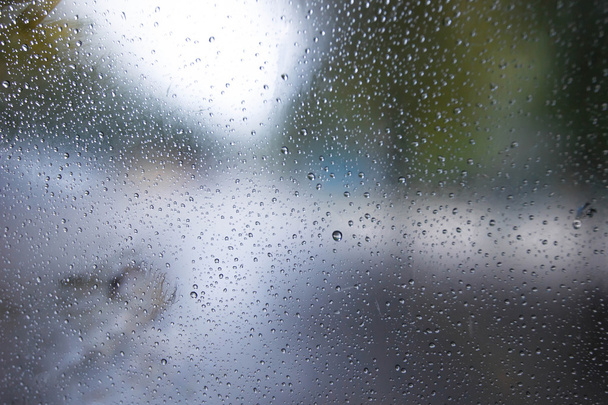 mouillé par la pluie le verre transparent avec des gouttes d'eau et des coeurs attirés
 - Photo, image