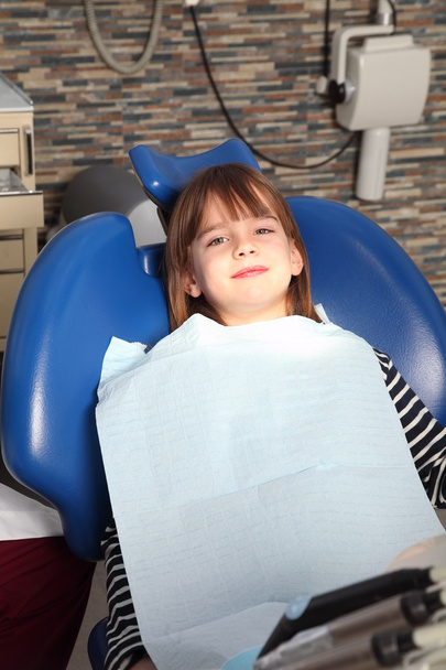 little girl sitting at dentist office - Foto, afbeelding