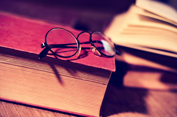 staré brýle a knihy - Fotografie, Obrázek