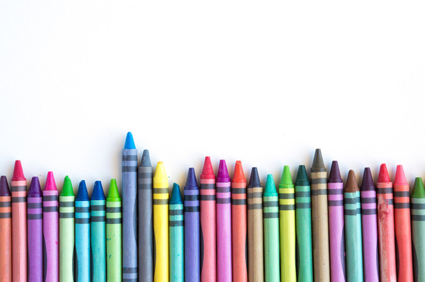 Crayons alignés isolés sur fond blanc
 - Photo, image