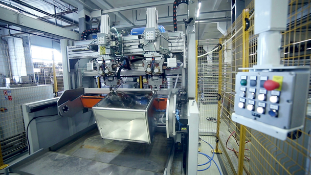 Lazer. Plazma robot kaynak makinesi metal ile çalışır. - Video, Çekim