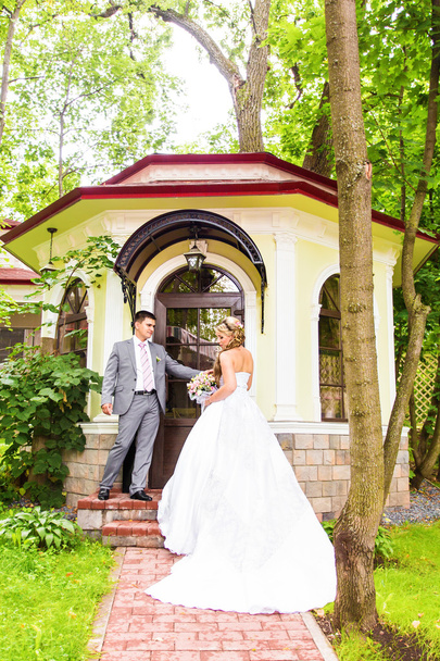 Mladý svatební pár těší romantické okamžiky - Fotografie, Obrázek