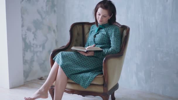Piękna kobieta czytająca książkę. - Materiał filmowy, wideo