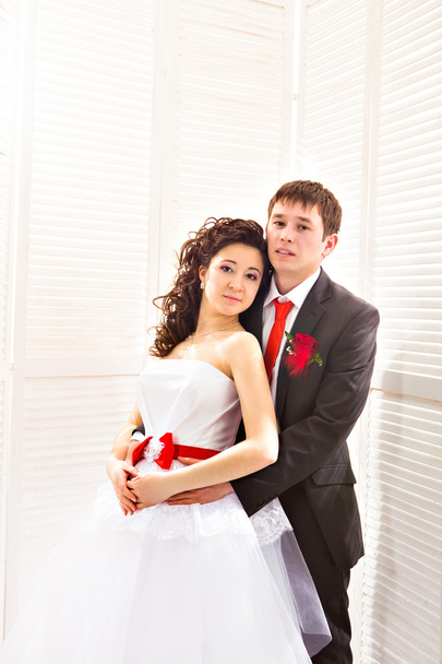 Молода весільна пара насолоджується романтичними моментами
 - Фото, зображення