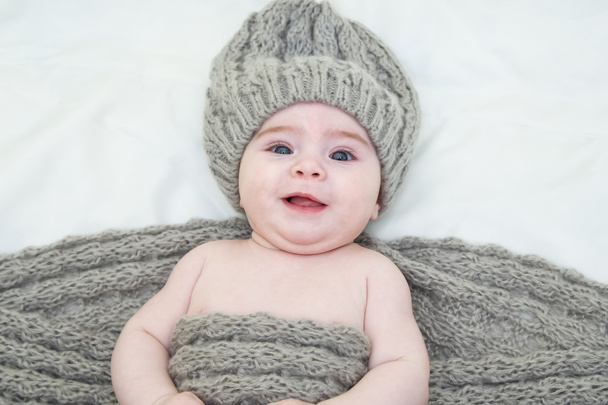 новонароджена дівчинка в в'язаному капелюсі
 - Фото, зображення