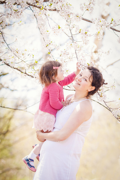 Schwangere mit Tochter im Park - Foto, Bild