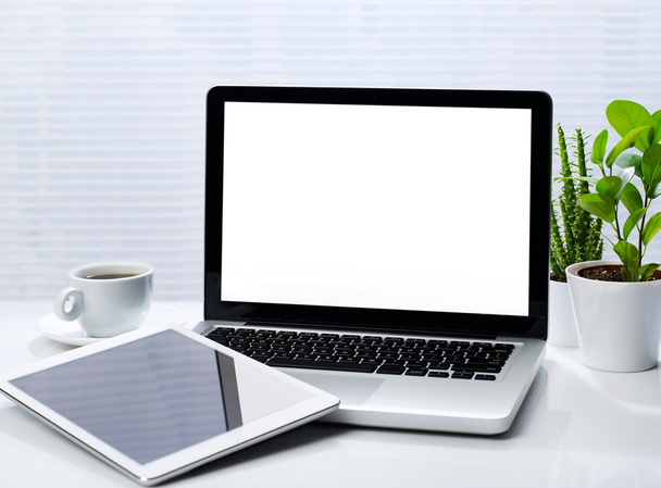 Escritorio de oficina con laptop y tablet
 - Foto, Imagen