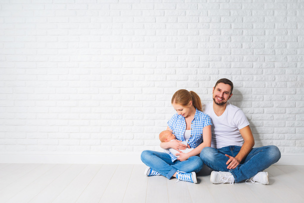 onnellinen perhe äiti, isä vastasyntyneen vauvan lattialla lähellä blan
 - Valokuva, kuva