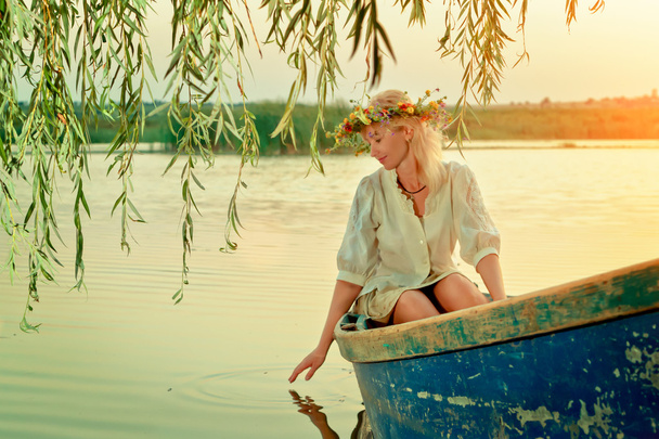 Viehättävä tyttö veneessä
 - Valokuva, kuva