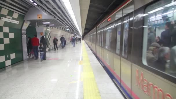 Maanalainen raitiovaunu, ihmiset matkustavat metrolla, kalkkuna
 - Materiaali, video
