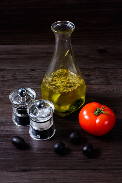 Olive oil with pepper mill tomato - Foto, afbeelding