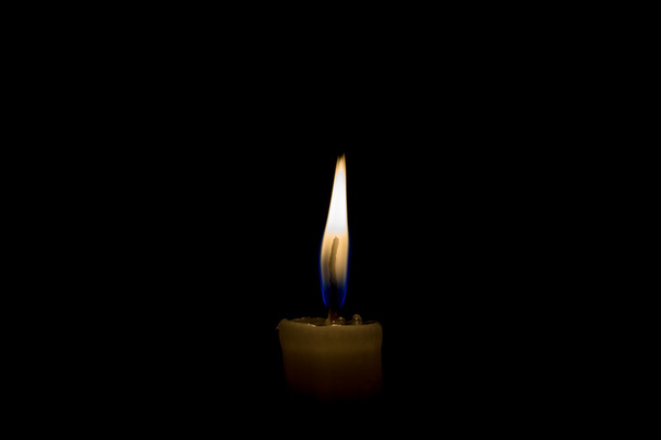 Sytytä kynttilä pimeässä - Valokuva, kuva