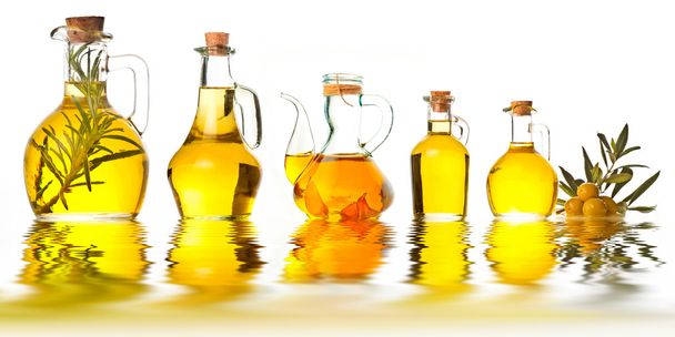 Cruets olívaolaj és az olajbogyó elszigetelt - Fotó, kép