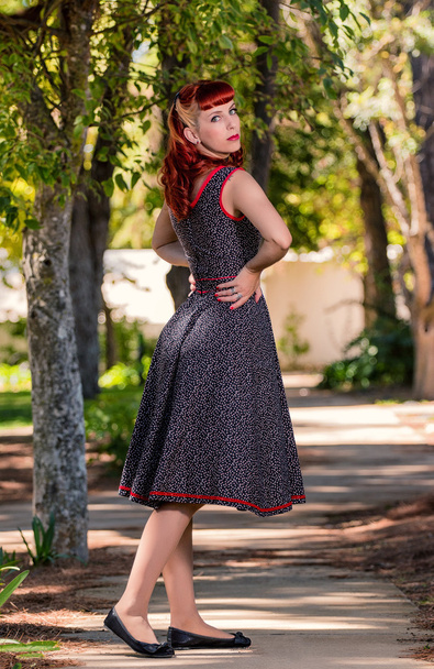νεαρή γυναίκα με ένα απλό άνοιξη φόρεμα που παρουσιάζουν για το πάρκο - Φωτογραφία, εικόνα