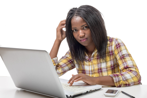 jonge African american werken op de laptop op de witte pagina - Foto, afbeelding