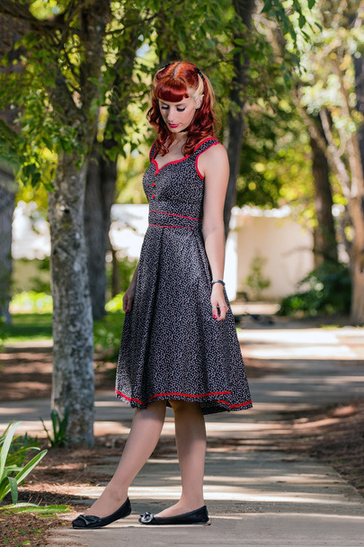 mujer joven con un simple vestido de primavera posando en el parque
 - Foto, Imagen