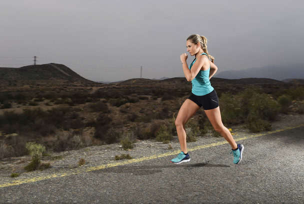 giovane donna sportiva in forma correre all'aperto su strada asfaltata in allenamento di fitness in montagna
 - Foto, immagini