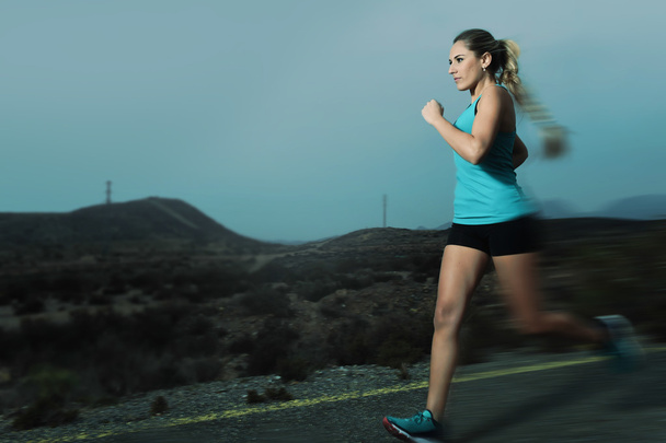 jovem fit sport mulher correndo ao ar livre na estrada de asfalto no treino de fitness de montanha
 - Foto, Imagem