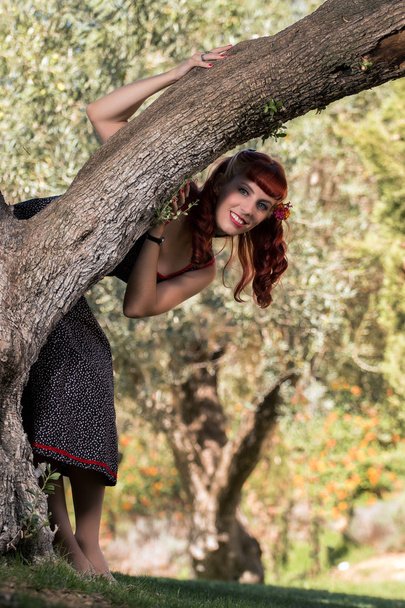 junge Frau mit schlichtem Frühlingskleid posiert im Park - Foto, Bild