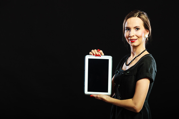 woman  showing tablet - Foto, Bild