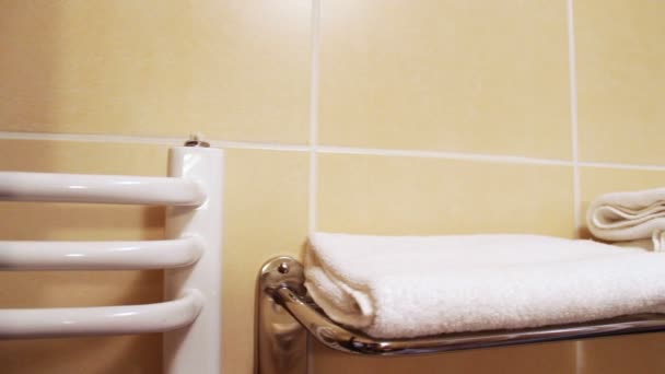 Mädchen in der Dusche nimmt ein Handtuch - Filmmaterial, Video