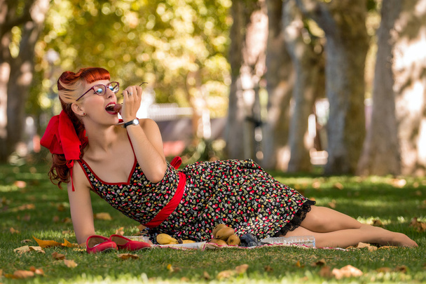 Woman having a picnic in the park. - Foto, imagen