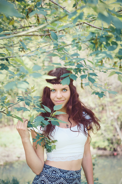 Portret van hippie meisje in bos  - Foto, afbeelding