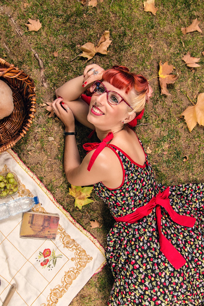 Kadın parkta piknik yapıyor.. - Fotoğraf, Görsel