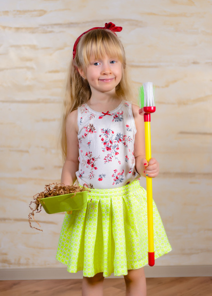 Söpö pieni blondi tyttö siivous talo
 - Valokuva, kuva