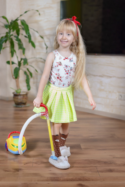Mutlu sevimli küçük sarışın kız ev temizliği - Fotoğraf, Görsel