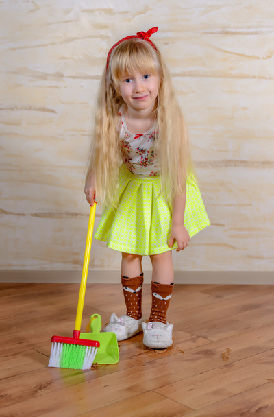 Pretty little blond girl cleaning the house - 写真・画像