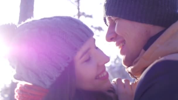 Genç ve güzel bir çift Kış ormanda yürüyüş aşık - Video, Çekim