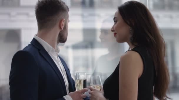 Paar stößt mit Champagner im Restaurant an - Filmmaterial, Video
