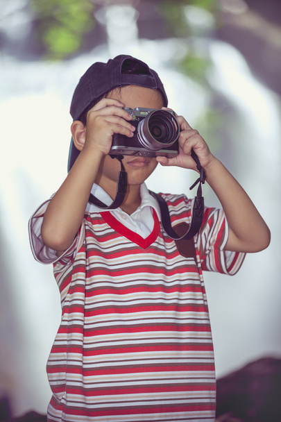 Asian boy photographer with camera - Foto, afbeelding