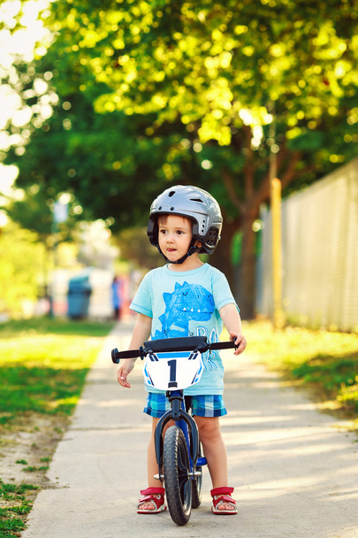 niño montando una bicicleta - Foto, Imagen