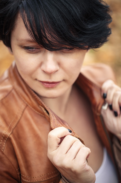 брюнетка среднего возраста женщина на улице в осеннем парке
 - Фото, изображение